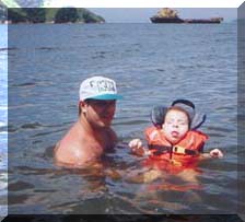 Nicholas e seu Pai nadando em Santos
