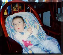 Nicholas com 11 meses em sua poltrona