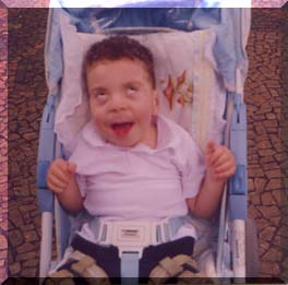 Nicholas passeando de carrinho