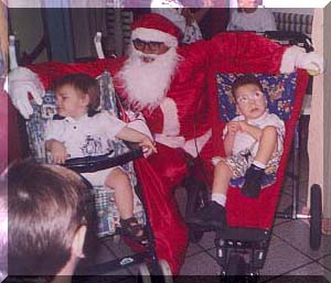 NIcholas com o Papai Noel  na Festa de final de ano da Clinica