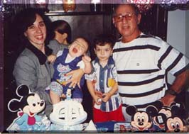 Festa de 1 Ano do Nicholas com sua M&atilde;e, seu Av&ocirc; Elias e seu primo  Bruno