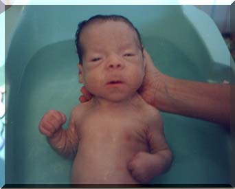 Nicholas com 2 meses tomando banho