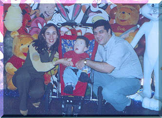 Nicholas e seus pais no seu quinto anivers&aacute;rio