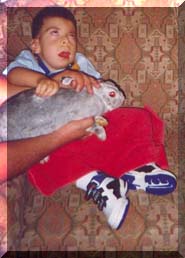 Nicholas com o coelho na P&aacute;scoa de 1999