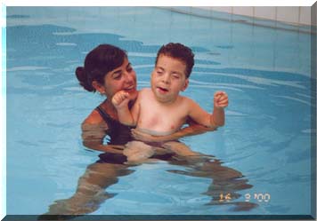 Nicholas com 4 anos junto de sua Hidroterapeuta (Fl�via)
